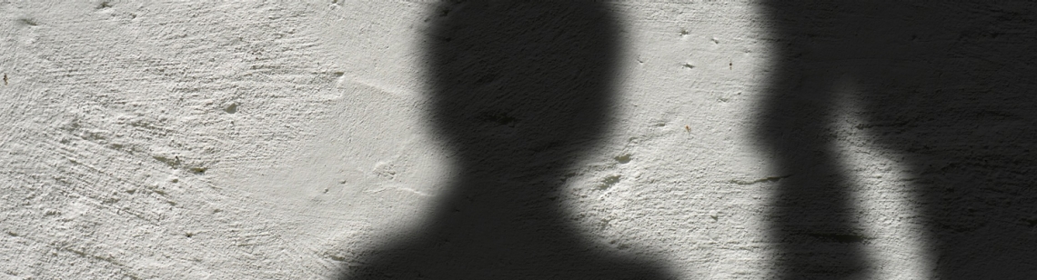 Symbolbild häusliche Gewalt: Schatten eines Kindes